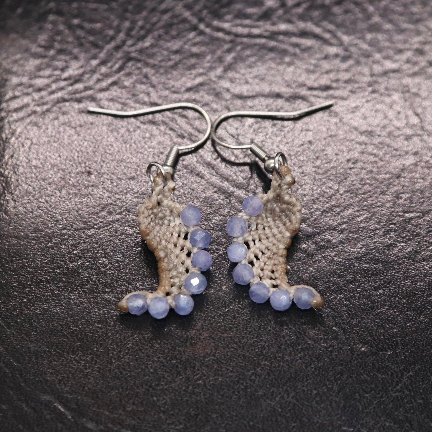 タンザナイトマクラメフェザーピアス