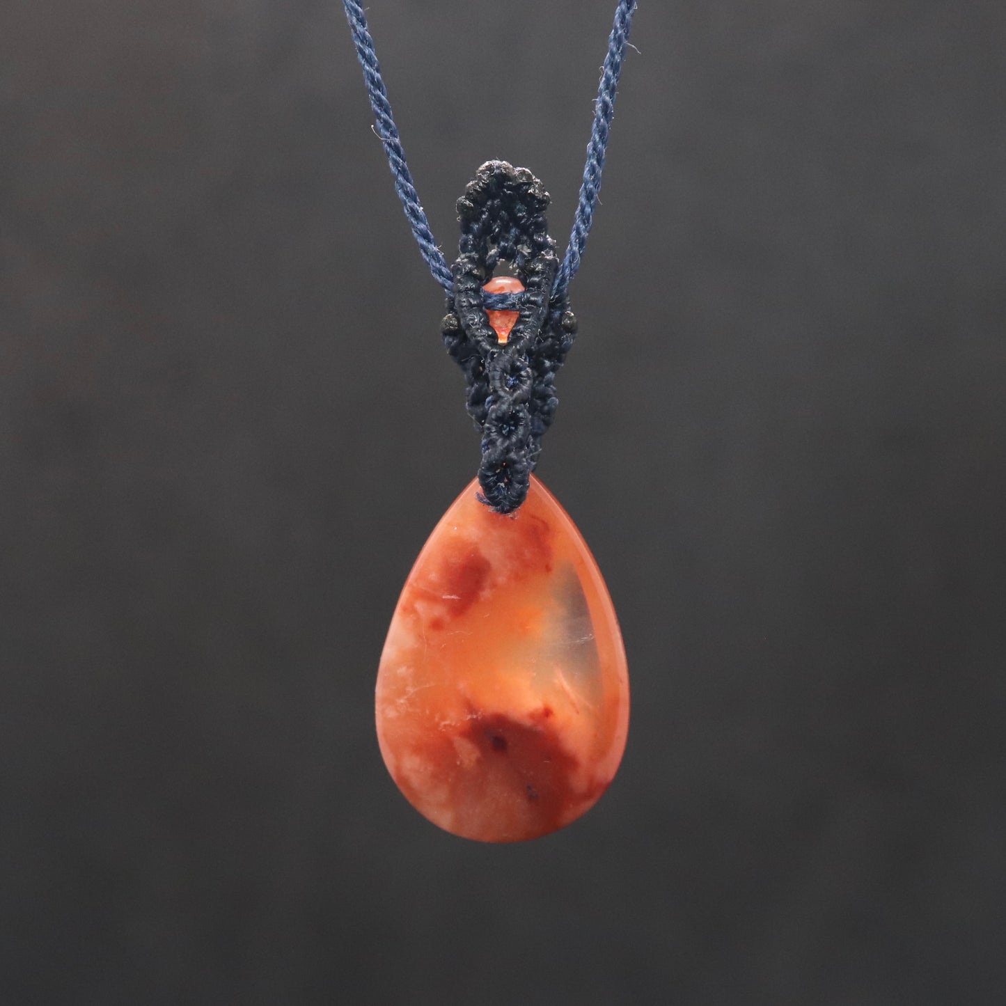 レッドアンフィボールインクォーツマクラメネックレス