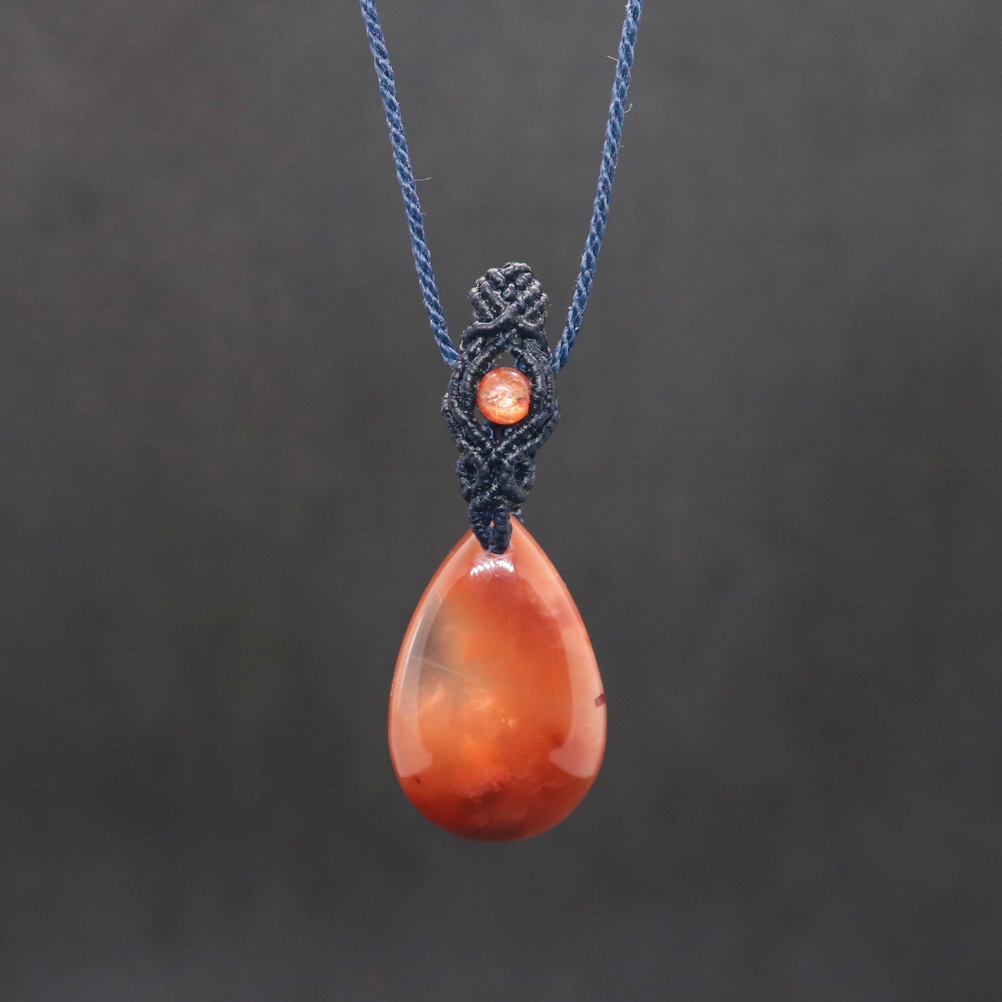 レッドアンフィボールインクォーツマクラメネックレス