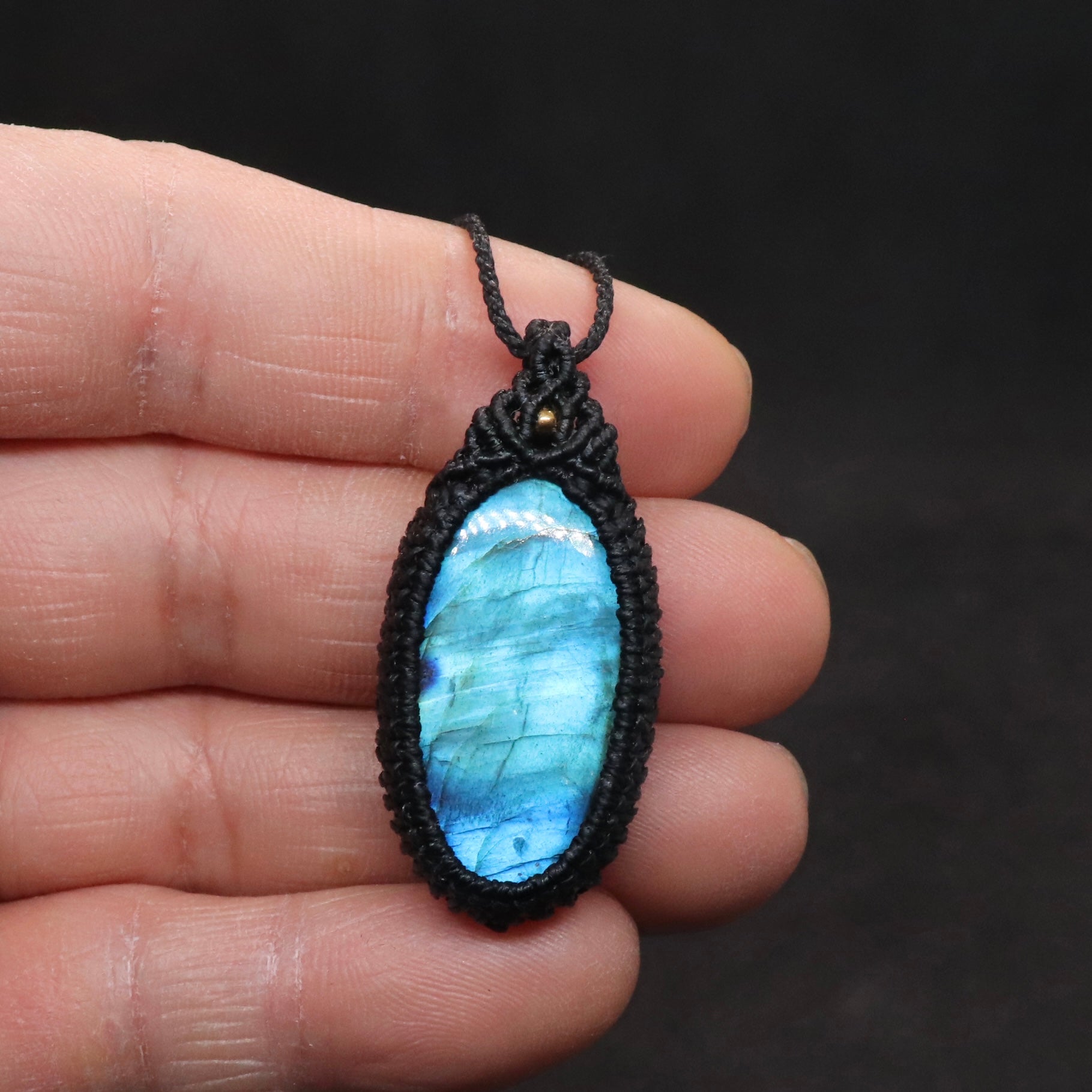 アイオライトサンストーン　ラブラドライト　ブルーフローライト　マクラメネックレス Iolite Sunstone × Sapphire macrame pendant ブルーの中に