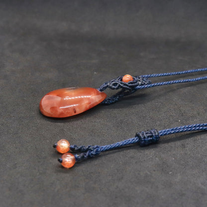 レッドアンフィボールインクォーツマクラメネックレス