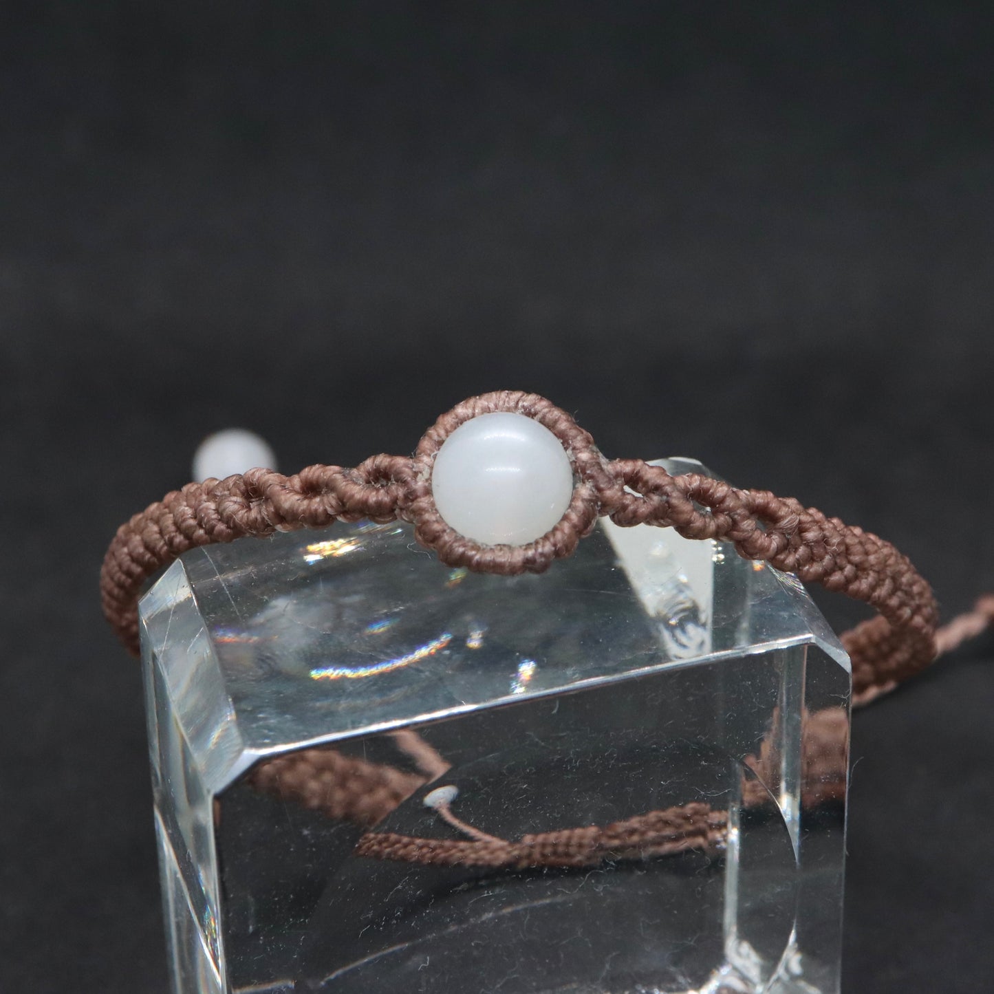 ホワイトムーンストーンマクラメブレスレット