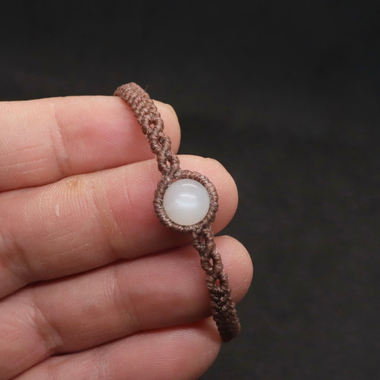 ホワイトムーンストーンマクラメブレスレット