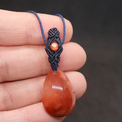 レッドアンフィボールインクォーツマクラメネックレス