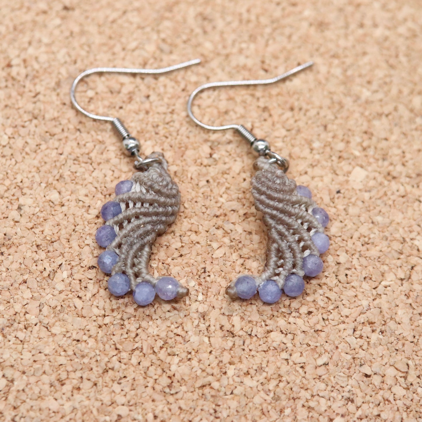 タンザナイトマクラメフェザーピアス