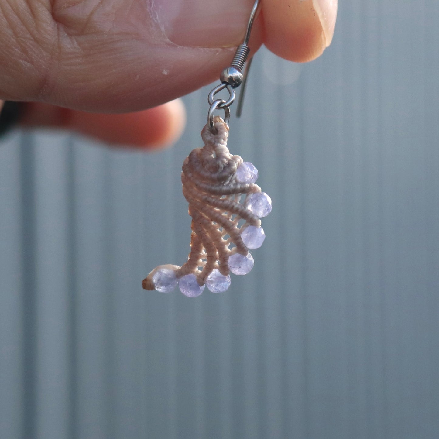 タンザナイトマクラメフェザーピアス