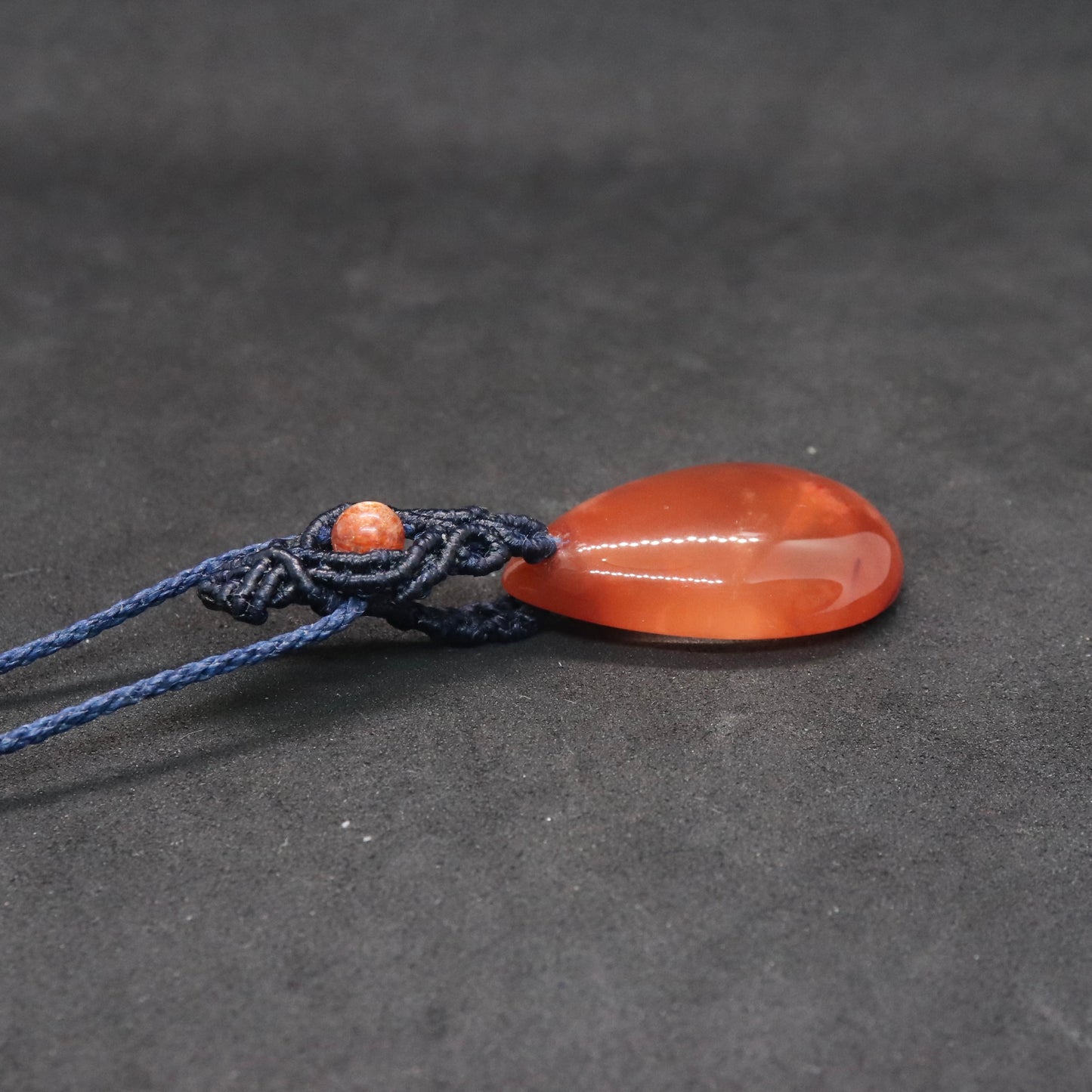 レッドアンフィボールインクォーツマクラメネックレス