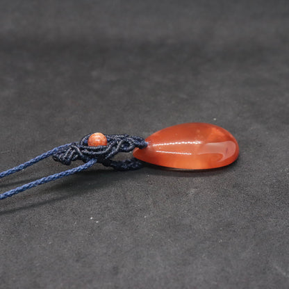 レッドアンフィボールインクォーツマクラメネックレス