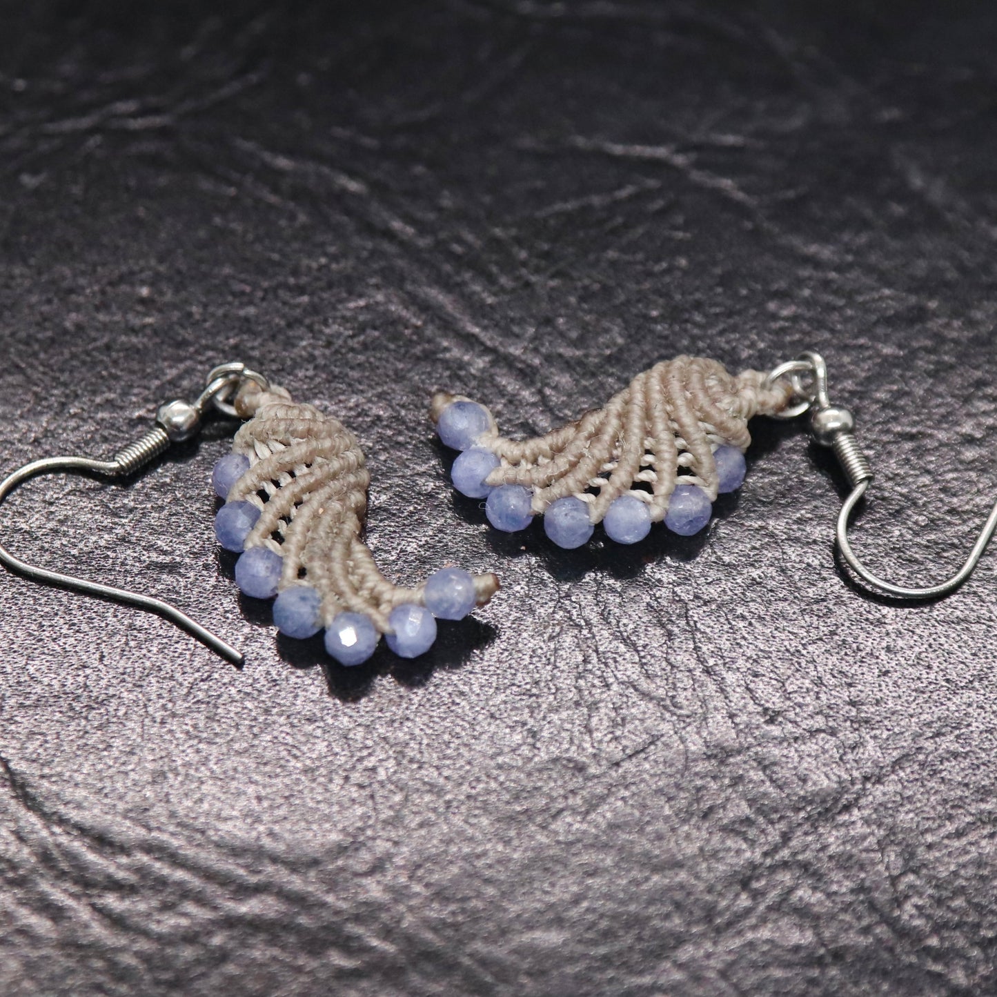 タンザナイトマクラメフェザーピアス