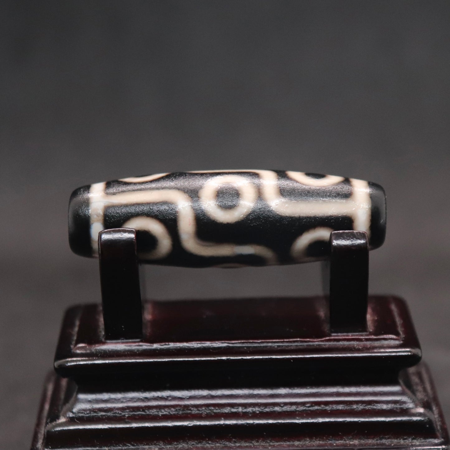 右下がり九眼天珠38.3㎜