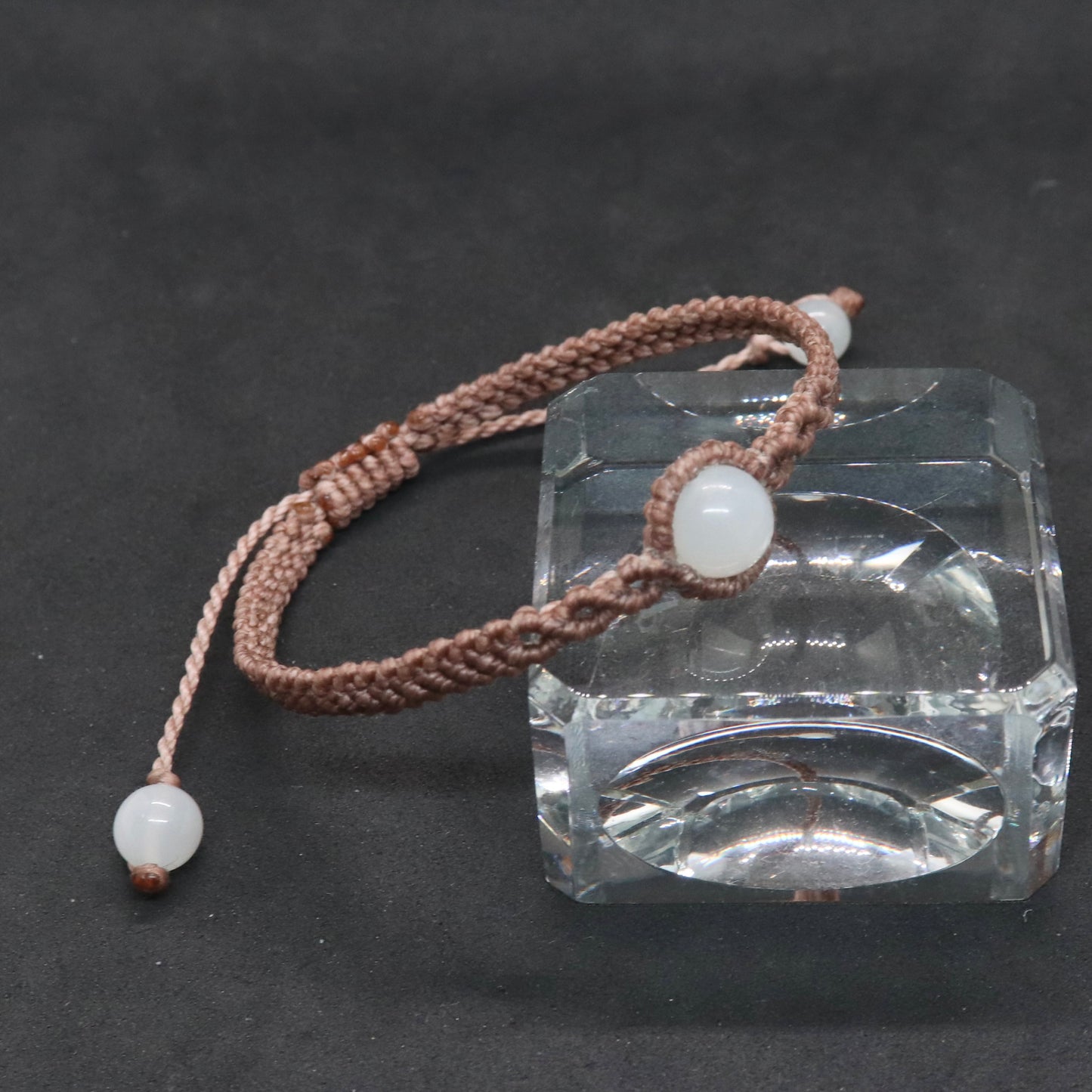 ホワイトムーンストーンマクラメブレスレット