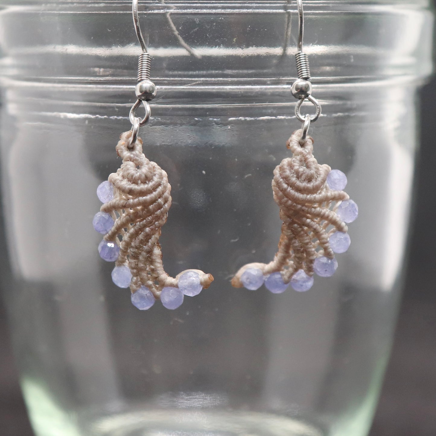 タンザナイトマクラメフェザーピアス