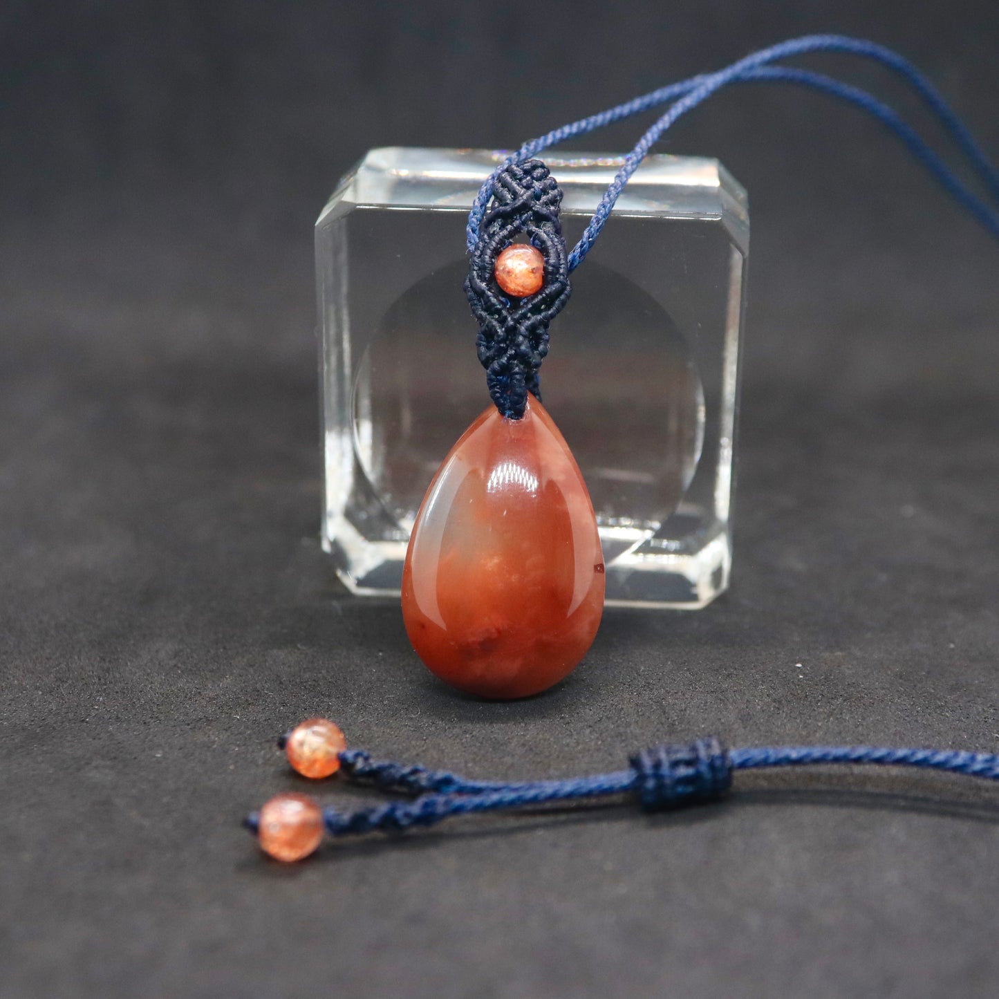 レッドアンフィボールインクォーツマクラメネックレス